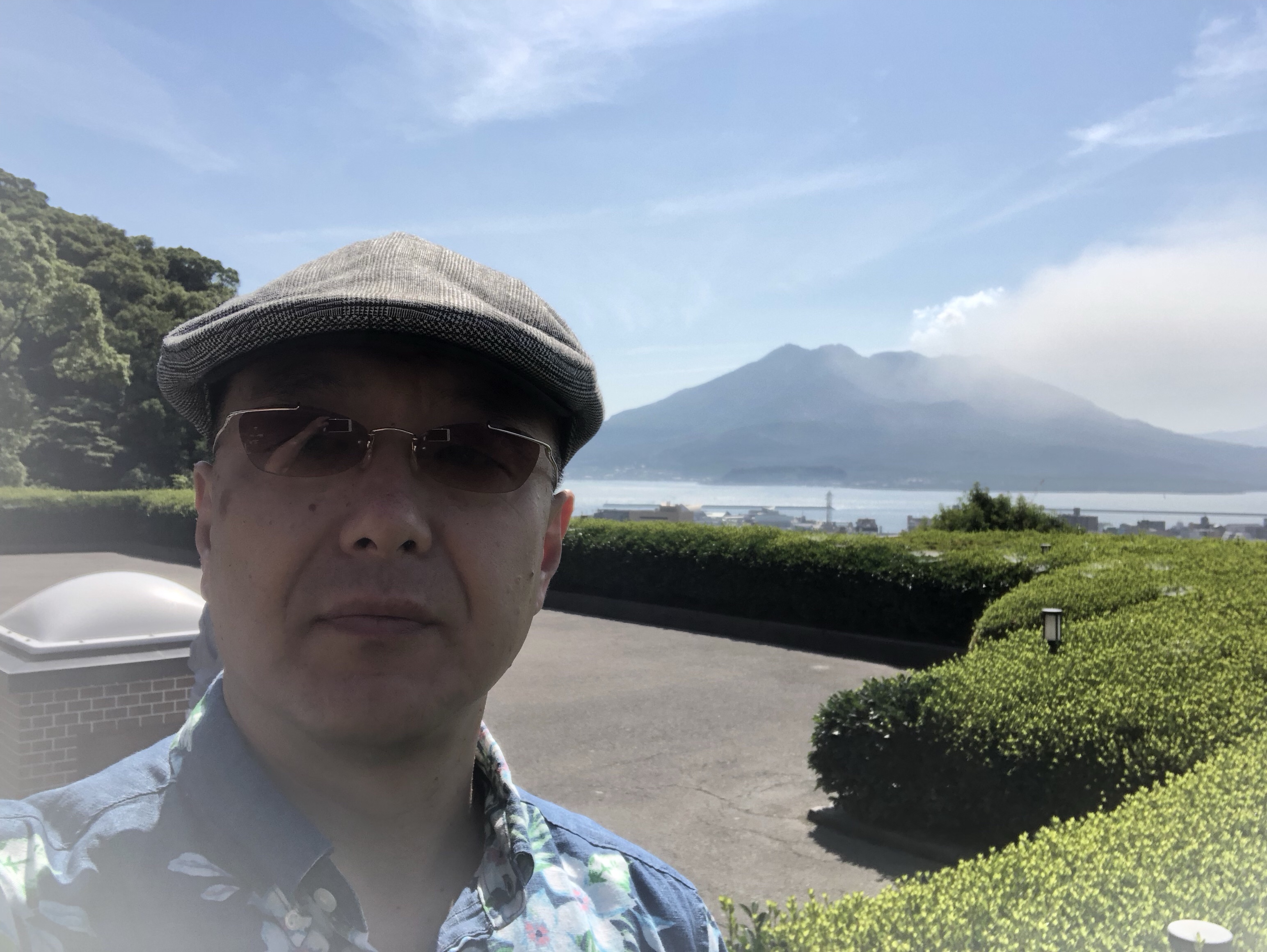 桜島をバックに。もちろん、実習校に出で立ちでは行っていません。
